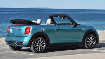 Thân xe MINI Cooper Convertible 2024 là sự kết hợp tinh tế giữa các chi tiết