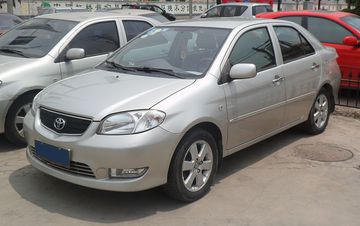Toyota Vios ra mắt lần đầu tiên năm 2002
