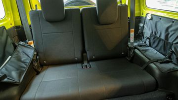 Hàng ghế thứ hai Suzuki Jimny 2024 dễ dàng gập gọn khi không sử dụng