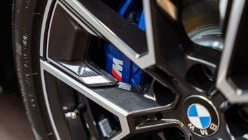 Hệ thống phanh thể thao M Sport với kẹp phanh màu xanh trên BMW 4 Series 2023