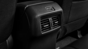 Hệ thống điều hòa Nissan Navara 2024 tiếp tục trang bị cửa gió điều hòa cho hàng ghế sau