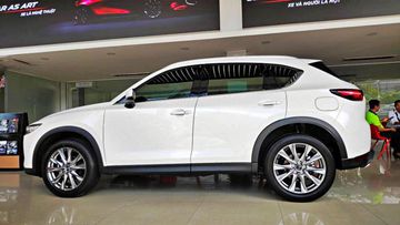 Bộ la-zăng Goshintai đa chấu là điểm nhấn chính ở khu vực hông xe CX-5