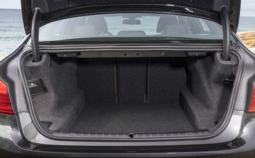 Dung tích khoang hành lý của BMW 5 Series tham chiếu theo các phiên bản nhập trước đó là 530L