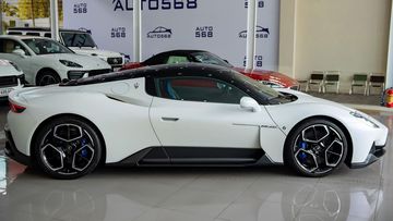 Phần hông xe Maserati MC20 2024 có phần gầm xe tối màu