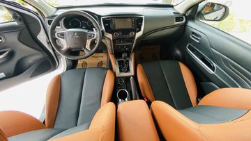 Hàng ghế trước trên mẫu bán tải có thiết kế ôm thân người ngồi với các phần đệm lưng, hông và đùi dày dặn