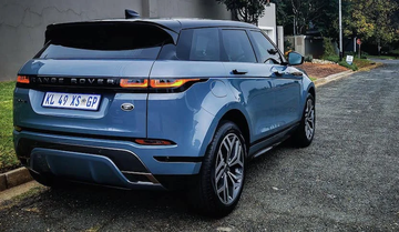 Đuôi xe Range Rover Evoque 2024 được sắp xếp gọn gàng và hiện đại