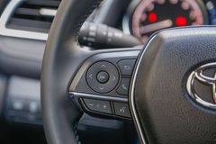 Tất cả phiên bản Toyota Camry 2022 đều trang bị vô lăng bọc da, tích hợp điều khiển âm thanh, đàm thoại rảnh tay, điều khiển giọng nói…