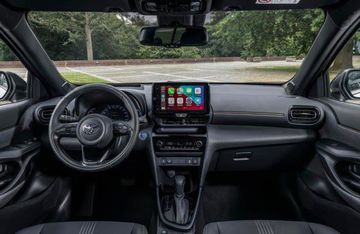 Đơn giản và thực dụng chính là những gì mà người dùng có thể dễ dàng cảm nhận được ngay khi bước vào không gian khoang lái của Toyota Yaris Cross 2022.