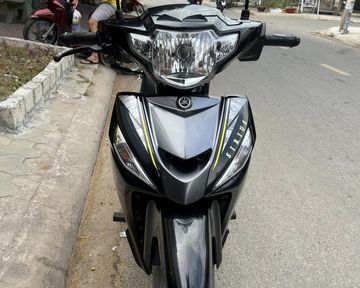 Nhìn trực diện, đầu xe Yamaha Sirius FI 2023 nổi bật với những đường nét đầy đặn, cứng cáp