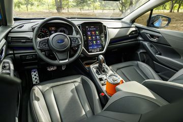 Nội thất Subaru Crosstrek 2025 chỉ có duy nhất một màu đen kết hợp cùng trần sáng màu