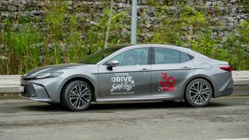 Thân xe Toyota Camry 2025 vẫn nổi bật với các đường dập nổi chạy dọc từ trước ra sau