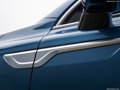 Ốp mạ bạc ở trụ A của KIA Sorento 2021