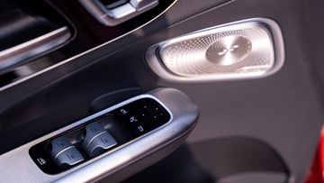 Mercedes-Benz GLC 2023 còn trang bị cửa sổ chỉnh điện 1 chạm tất cả các cửa