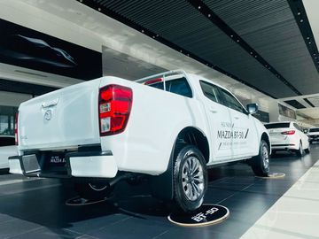 Di chuyển ra phía sau, mẫu xe nổi bật với cụm đèn hậu có thiết kế dạng khối đặc trưng