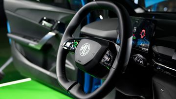 Vô lăng MG4 EV 2024 theo xu hướng hiện đại khi vát 2 cạnh trên dưới