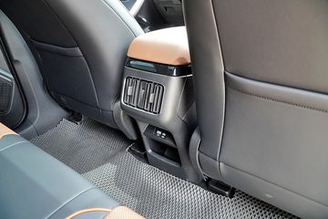 BYD Sealion 6 2025 cùng trang bị hệ thống điều hòa tự động 2 vùng, có cửa gió điều hòa cho hàng ghế sau