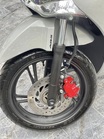 Hệ thống chống bó cứng phanh ABS trên xe Honda SH 125i 2024 giúp người lái tự tin