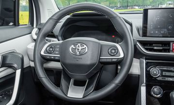 Toyota Veloz Cross 2023 sử dụng vô lăng 3 chấu bọc da có tích hợp các phím chức năng và điều chỉnh 4 hướng
