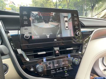 Ở nhóm 3 phiên bản cao cấp hơn, Toyota Camry 2023 sở hữu màn hình trung tâm đặt nổi kích cỡ 9 inch