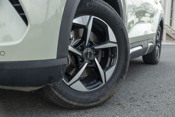 BYD ATTO 2 trang bị mâm hợp kim 16 inch có thiết kế cục mịch, nhưng mang lại độ êm ái cao cho người ngồi