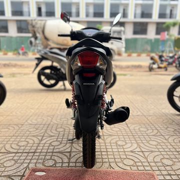 Phần đuôi xe gây ấn tượng với cụm đèn hậu được vuốt cao