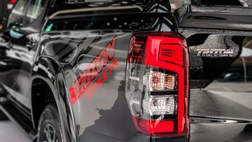 Cụm đèn hậu đặt dọc, ôm sang cả hông xe cùng dải LED bên trong đồ họa uốn lượn hút mắt