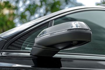 Gương chiếu hậu Audi Q7 2025 đã thanh mảnh hơn, trang bị đầy đủ tính năng