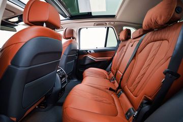 Hàng ghế sau của BMW X5 2025 có phần linh hoạt hơn khi có thể gập ngả theo tỉ lệ 40:20:40 chỉnh 6 vị trí, dao động đến 10 độ