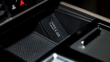 Volkswagen Viloran 2024 trang bị kh&aacute; đầy đủ cổng sạc, sẵn s&agrave;ng cấp nguồn cho mọi vị tr&iacute; ngồi