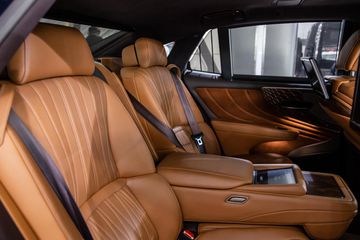 Da cao cấp màu nâu Camel trên Lexus LS 500 2023