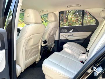 Hàng ghế thứ 2 được đánh giá cao vì có thể chỉnh điện 6 hướng với cụm điều khiển đặt trên bệ cửa