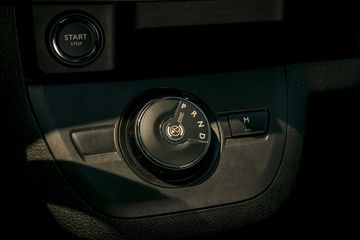 Giữa một tổng thể có phần già dặn và trung tính trên Peugeot Traveller 2022 thì cần số điện tử dạng nút xoay lại là trang bị “chiếm spotlight”.