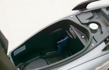 Cốp xe Suzuki Burgman có dung tích lên đến 21,5 lít