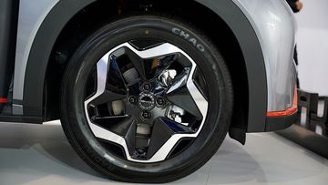La-zăng BYD Dolphin 2024 có kích thước 16 inch khá lớn, nhưng trang trí viền phay xước khiến cảm giác la-zăng khá nhỏ.