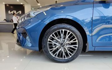 Ốp vòm bánh xe dập nổi nhẹ nhấn mạnh bộ la zăng 17 inch đa chấu thiết kế trẻ trung và hiện đại