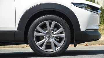 Mazda CX-30 2024 cưỡi trên “dàn chân” là bộ mâm đúc hợp kim 5 chấu kép kích thước 18 inch
