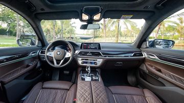 Khoang lái BMW 7 Series 2023 ấn tượng với các chi tiết thiết kế sang trọng và cao cấp