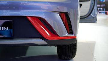 Cản sau BYD Dolphin 2024 hầm hố và thể thao với những điểm nhấn màu đỏ