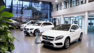 Một góc khác của khu vực trưng bày các mẫu xe Mercedes cao cấp
