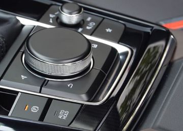 Các tính năng hỗ trợ lái như giữ phanh tự động, hỗ trợ đỗ xe... cũng góp mặt trên Mazda CX-30 2023