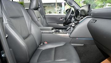 Hàng ghế trước có thiết kế đẹp mắt với những đường khâu tỉ mỉ, ôm sát người ngồi