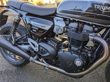 Triumph Speed Twin 1200 2023 được Triumph trang bị bộ phuộc sau có khả năng  tải trọng lớn