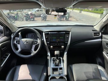 Khoang lái của Mitsubishi Pajero Sport 2023 thiết kế theo kiểu đối xứng truyền thống