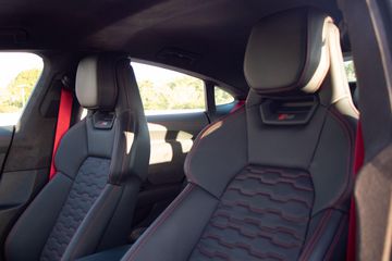 Ghế thể thao plus phía trước thiết kế ôm thân người, hỗ trợ chỉnh điện 14 hướng