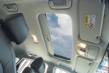 Cửa sổ trời là trang bị độc quyền, chỉ có trên phiên bản Turbo