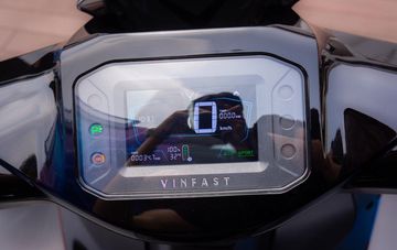 Trang bị hiện đại với Smartkey, mở cốp điện, kết nối điện thoại, lắp đặt e-sim