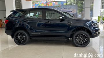 Thiết kế cơ bắp đậm chất SUV chính là ưu điểm giúp Ford Everest 2021 được lòng khách hàng.