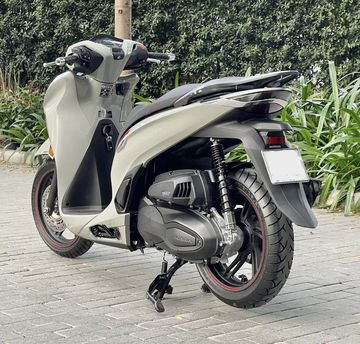 Cụm đèn hậu LED được trang trí với đường mạ chrome sang trọng, tạo điểm nhấn khác biệt