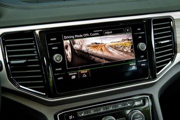 Volkswagen Teramont 2023 được trang bị màn hình “Discover Media” kích thước 8 inch có thể điều khiển bằng cảm ứng hoặc cử chỉ Gesture control