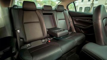 Hàng ghế sau tương đối rộng rãi với đầy đủ tựa đầu cho cả 3 vị trí cùng khả năng tùy chỉnh độ ngả lưng